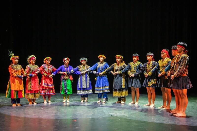 鼓勵在地就學的原住民學生，只要在校名列前茅，證明學習態度很勤奮是可造之材。圖為屏北高中參加全國原住民族青少年及兒童母語歌謠暨歌舞劇競賽。（資料照，教育部提供）