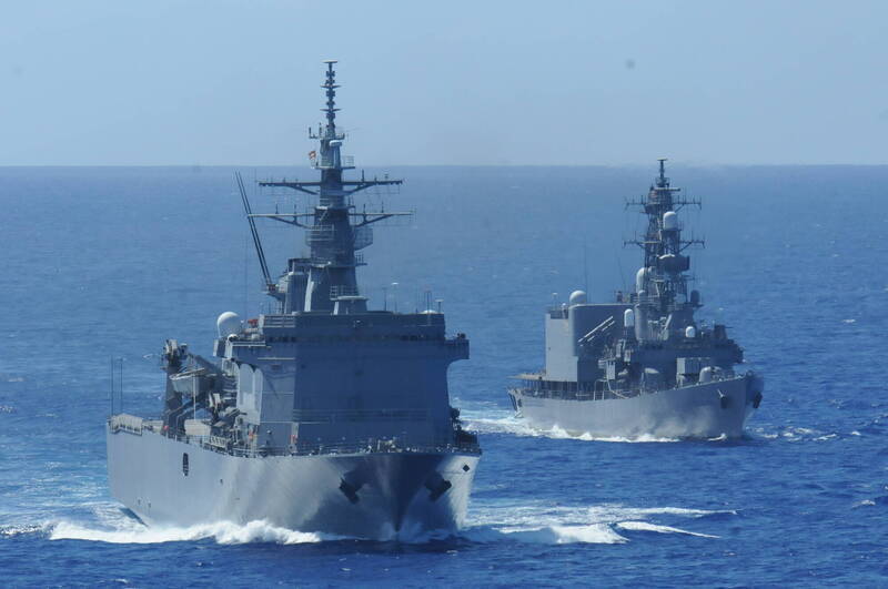 日本表態願為荷姆茲海峽安全出力，圖為日本海上自衛隊「浦賀號」掃雷母艦（MST-463，左）、「澤霧號」驅逐艦（DD-157，右）。（資料照，日本防衛省統合幕僚監部官方X帳號）