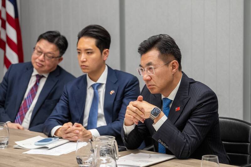 三月十日江啟臣（右）在澳洲提出所謂「3D原則」，黨內同時又傳出規畫赴北京、甚至與習近平會面的構想。（資料照，江啟臣辦公室提供）