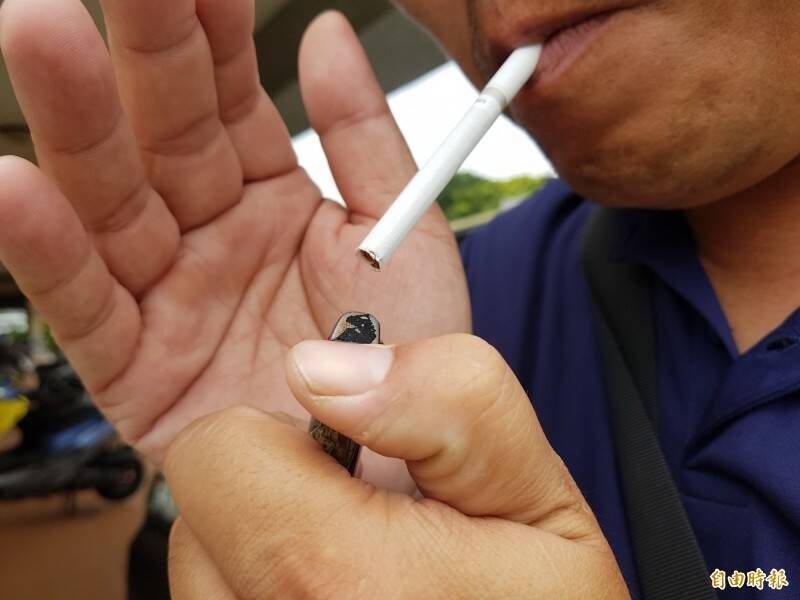 而其最終影響，是在人潮密集處也能吸菸，吸菸者不考慮戒菸，悖離無菸城市降低吸菸率的目標；示意圖。（資料照）