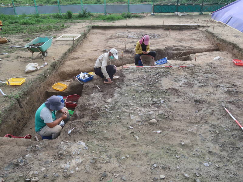 行政機關的第一線人力素質，將會深深影響他們在執行業務時所遭遇的考古遺址的未來處境；圖為嘉義市鐵路高架化發現台斗坑文化遺址，挖掘出土5人骨遺骸。（資料照，嘉義市文化局提供）