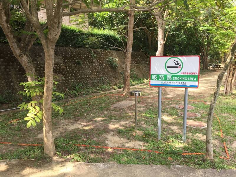 吸菸區設在避開人潮的地方，一定大大降低吸菸的方便性，同時抑制吸菸行為，引導吸菸者思考戒菸；示意圖。（資料照）