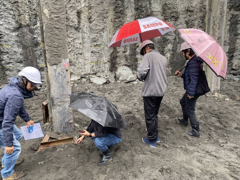 2025年12月初宜蘭縣頭城鎮一處建築工地挖出一批木質構件。在地文史團體大聲疾呼後，文化局才找來考古遺址的專家學者辦理會勘。（資料照，宜蘭縣府提供）