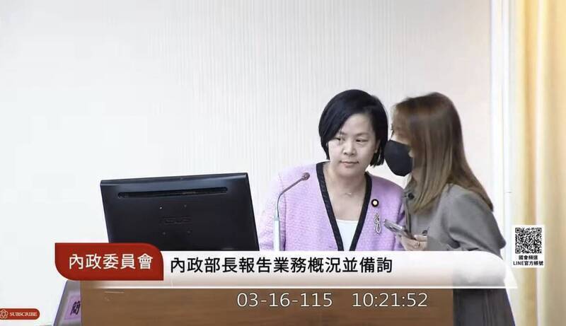 民眾黨團主任陳智菡（右）頻頻走上質詢台旁低聲指導李貞秀，宛如「提詞機」隨伺在側。（擷取自立法院國會頻道）