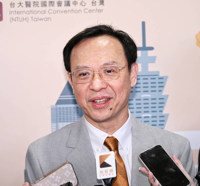 衛福部長石崇良日前提出三大改善方案，宣布今年健保總額增加六百億元，並將護理人員加薪列為首要目標。（資料照）