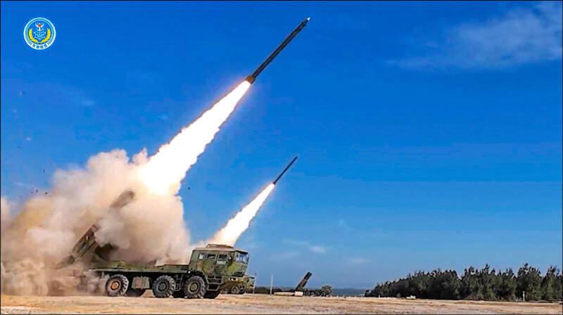中國持續用軍機軍艦、大型軍演等方式侵擾台灣，也侵擾周邊國家。圖為2025年12月底共軍圍台軍演，遠火部隊發射火箭。（路透檔案照）