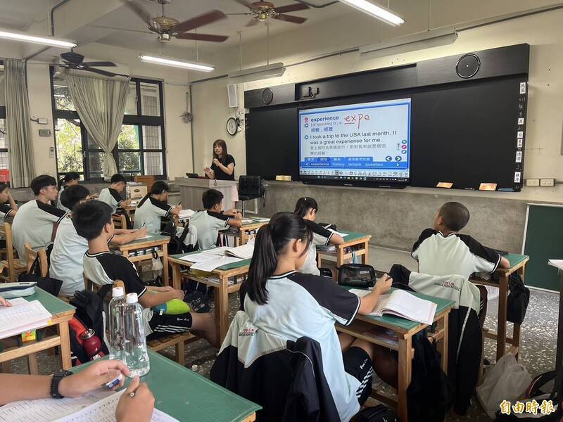 台灣教師一旦考上正式職位，若不主動介聘，幾乎可以「一校終老」。上課示意圖。（資料照）