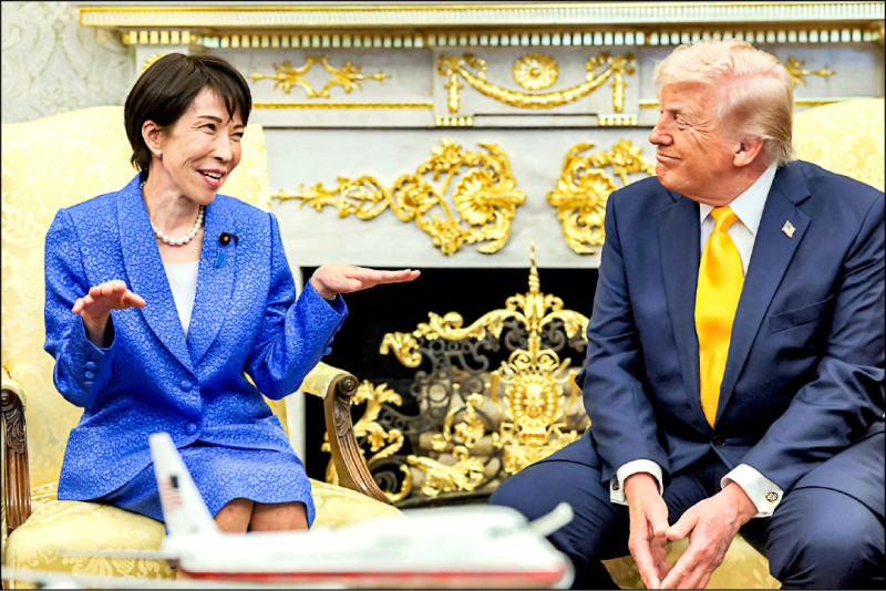 高市早苗首相（左）與美國總統川普（右）十九日會談，認定「台灣海峽的和平與穩定是地區安全保障和世界繁榮不可或缺的要素」。（路透資料照）