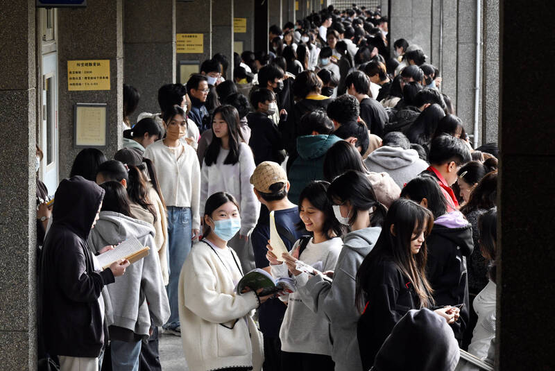 一Ο八課綱的規劃，高二數學開始分流，學生可依自身能力，並考量其升學志向，選修數A抑或數B；示意圖。（資料照）