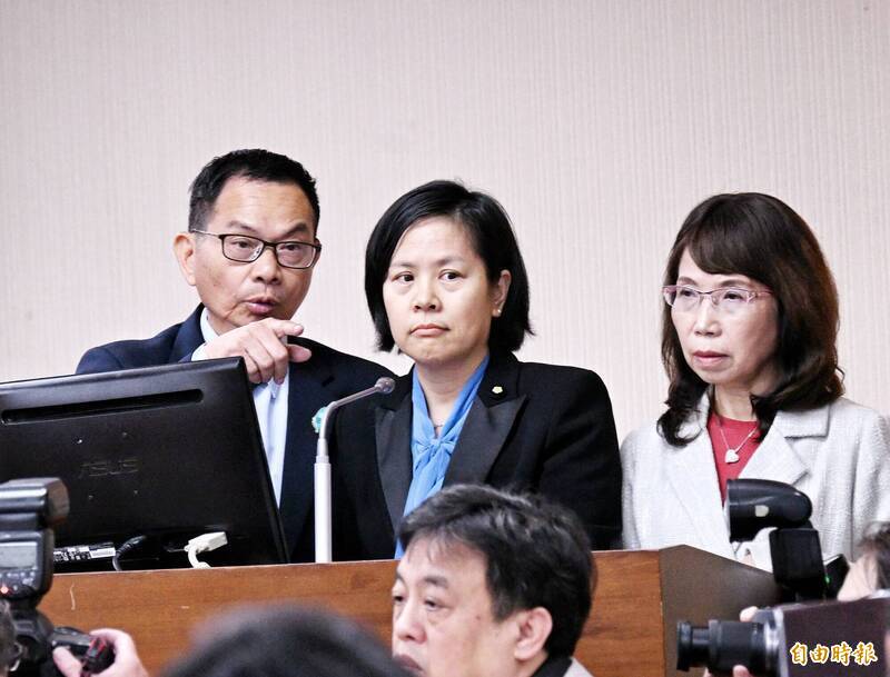 民眾黨近日在立院質詢採「聯合質詢」戰術，由陳清龍（左）、陳昭姿（右）、李貞秀（中）3人共同上台質詢。（資料照）