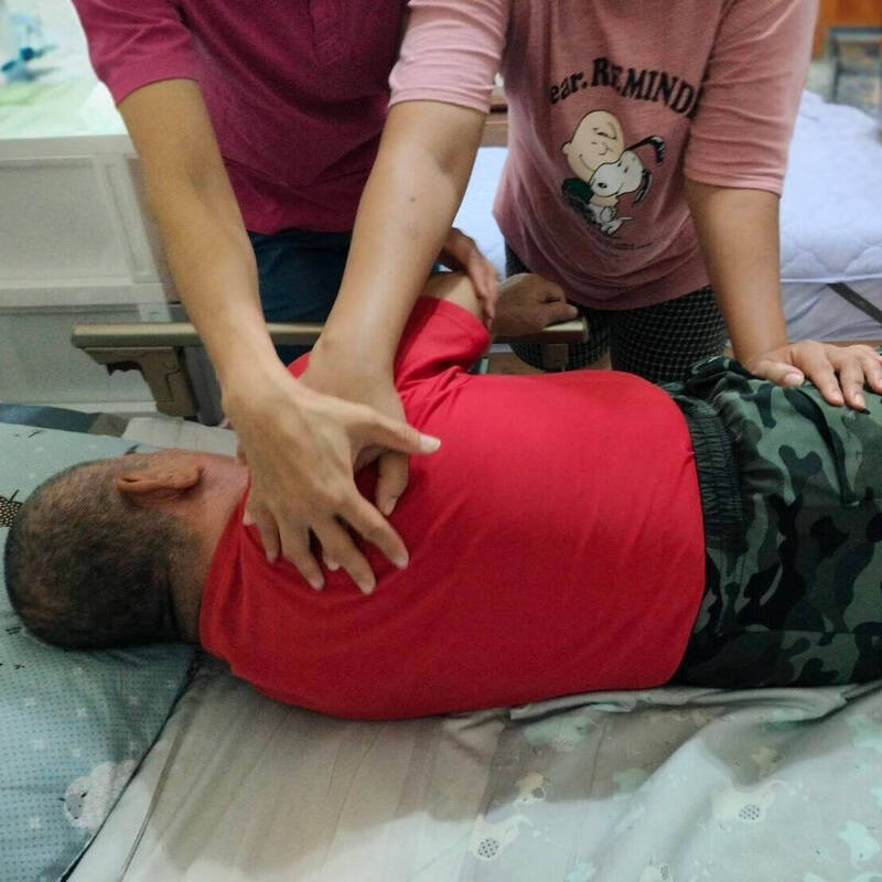 對許多家庭而言，長照每天面對的KPI是：睡眠不足的夜晚、逐漸見底的存款，及日復一日累積的照顧壓力；示意圖，圖中人物與本文無關。（資料照，南投縣衛生局提供）