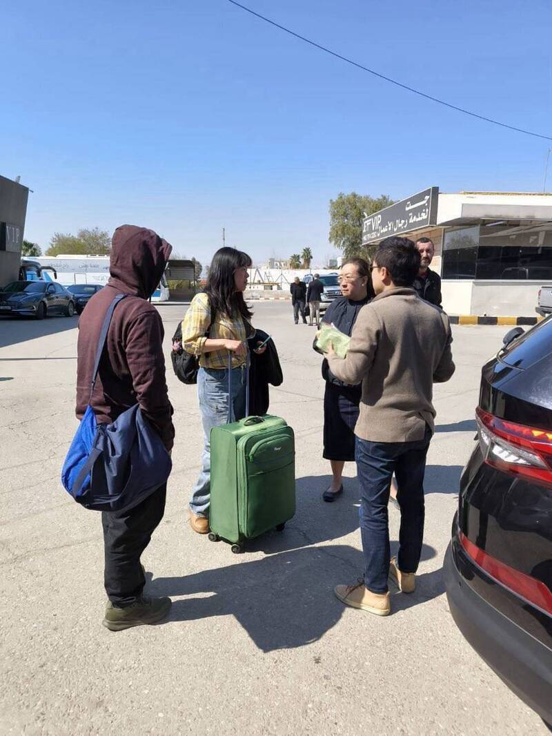 若只看標題與片段內容，外界容易誤以為這批民眾是從戰區直接撤離，甚至以為臺灣政府未伸出援手；圖為我國駐以色列代表處成功協助2名滯留以色列國人（左1、2）離境。（資料照，外交部提供）