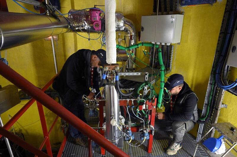 美國、歐洲及亞洲多國已投入SMR研發與商轉布局；圖為2023年法國原子能委員會卡達拉什分部進行小型模組化反應器（SMR）的實驗研究。（法新社檔案照）