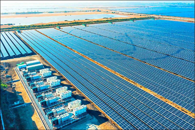 台灣經濟要長期永續發展政府必湏即刻研發推動代替能源轉型如：地熱，太陽能，核能，廢棄物再生能源；圖為太陽能。（資料照，台電提供）