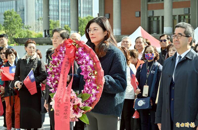 国民党主席郑丽文率领党内同志并与孙袅女孙雅丽，一同出席总理逝世101周年献花致敬纪念活动，会中并向国父铜像献花致意。 （资料照）