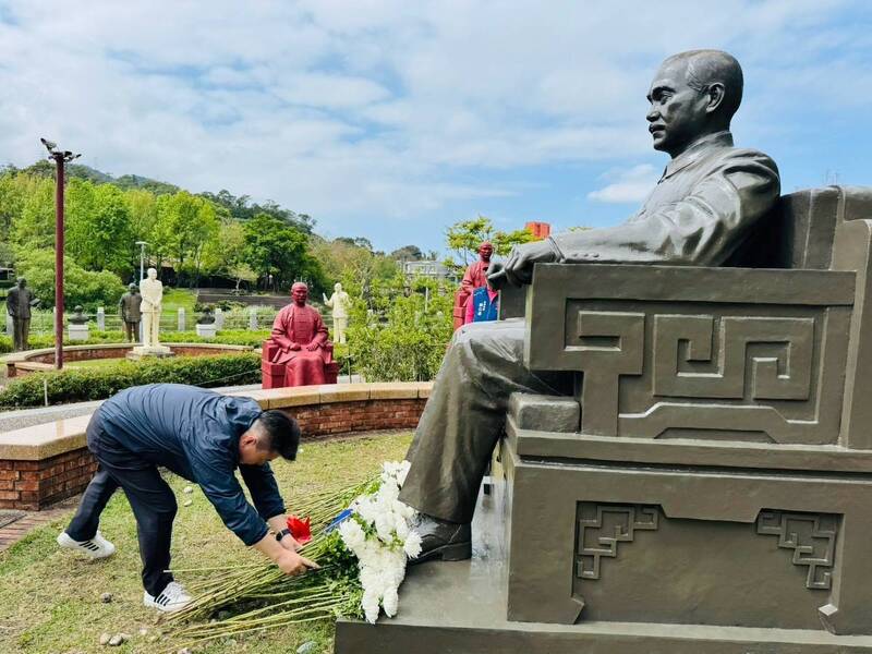 问题并不在于国民党是否纪念孙中山，而在于其是否真正理解孙中山革命思想的核心; 图为去年3月国民党干部和支持者到大溪慈湖缅怀孙中山。 （资料照，国民党桃园市党部提供）