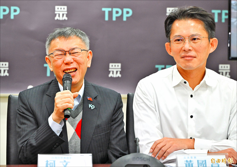 柯文哲（左）涉及京華城弊案今天宣判，貪污犯接受國家法律制裁，理所必然。選民該問的是，看到柯文哲涉貪毫無愧色，民眾黨立委在立法院助紂為虐，垃圾真的只有不分藍綠嗎？還是藍綠之外有更多垃圾？（資料照，記者田裕華攝）