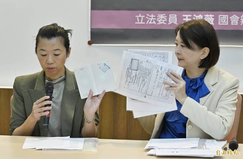 主管機關應先釐清當年審查制度是否出現斷裂，而非把制度舊錯完整轉嫁給受害者；圖為凡妮莎出示具中華民國護照正本以及相關出生證明。（資料照）