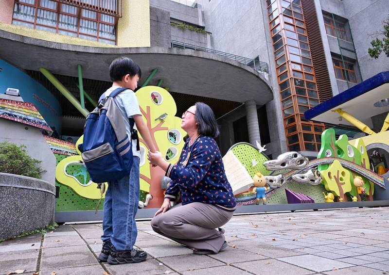 現代家庭最缺的，不是愛而是時間。夫妻都要上班，孩子要接送、陪伴、照顧，家務還得處理，若缺乏長輩後援，很多家庭幾乎天天都在硬撐；示意圖。（資料照）