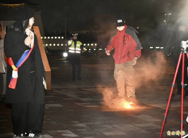 在台藏人日前在自由廣場舉行「西藏抗暴日67週年燭光晚會」，一名身穿紅衣男子故意鬧場，在現場焚燒爆竹驚擾活動進行，隨即被警方帶離訊問。（資料照）