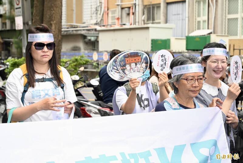 小草到北院外聲援柯文哲，當一個政治人物開始讓整個社會陪著他一起模糊是非，那已經不是個人問題。（資料照）