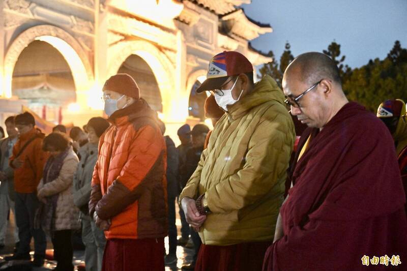 自由廣場長期以來是台灣各種社會運動與公共討論的重要場域。圖為西藏抗暴67週年燭光晚會，與會者先默哀。（資料照）