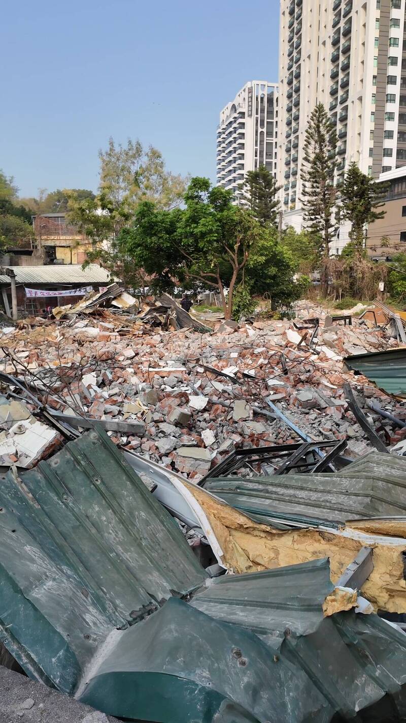 若違法占用可透過抗爭取得更多補償或延長期限，將形成錯誤示範，使守法者承擔更高成本；圖為仁武澄清巷違章拆除殘骸。（取自陳麗娜臉書）