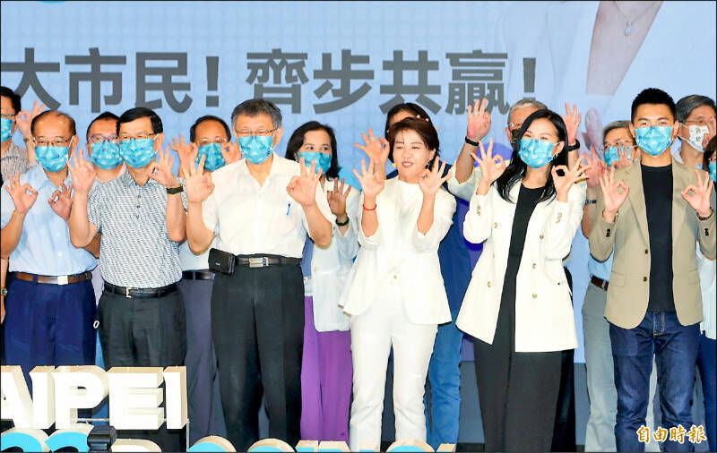 黃珊珊（前排右三）宣布參選台北市長，時任市長的柯文哲（前排右四）率市府團隊出席力挺。（資料照）