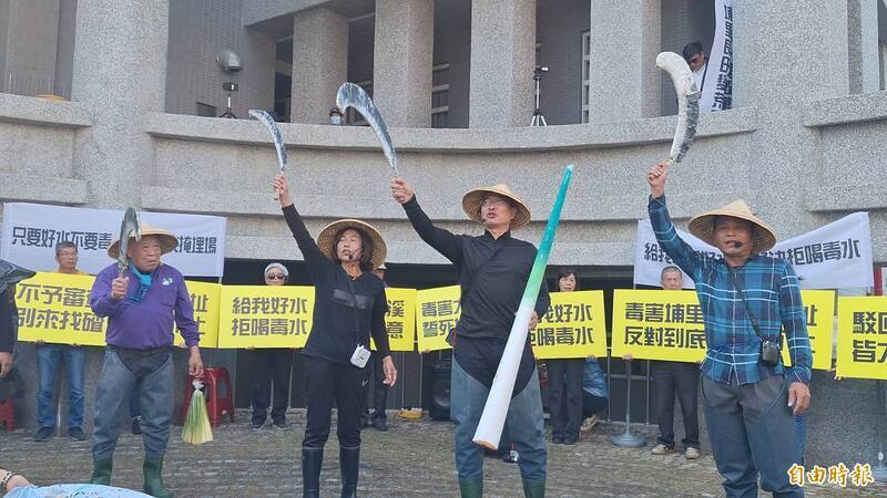 公民團體保持專業並深耕，依舊能產生制衡代議政治的壓力。圖為民眾反對民間業者申設廢棄物掩埋場，演出「毒害茭白筍」行動劇。（資料照）