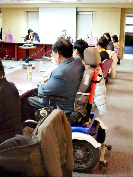 政府機關與一定規模以上的企業進用身心障礙者未達標，可以繳納差額補助費，後果是制度從保障弱勢轉變為保護逃避責任者。（資料照）