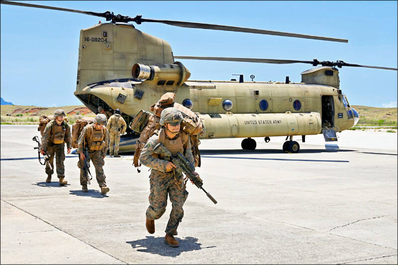 由美國與菲律賓主導的多國聯合軍演「肩並肩」，預定4月登場，日本今年將首次派遣戰鬥人員參演。（美聯社檔案照）