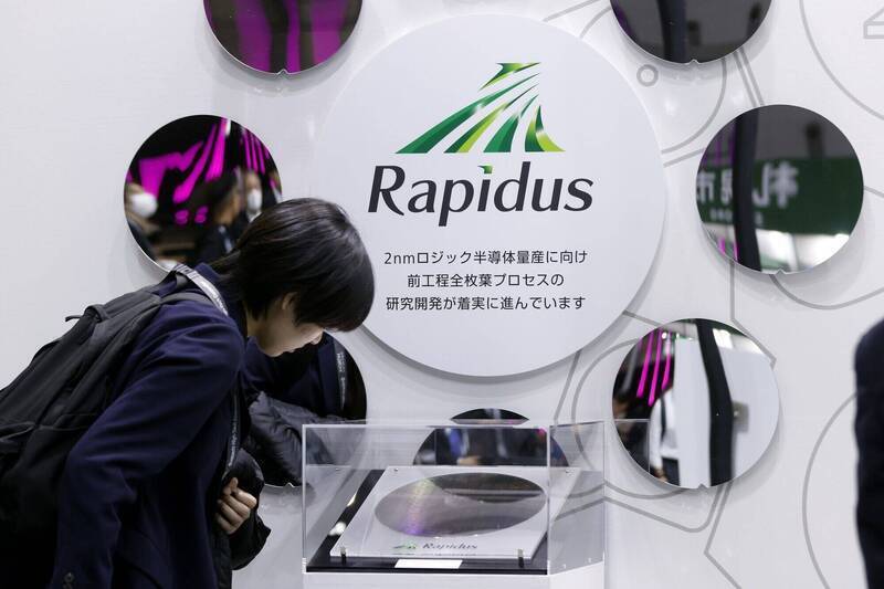 日本重點投資戰略包括半導體，圖為日本晶片國家隊Rapidus提供2奈米製程試作樣品。（彭博檔案照）