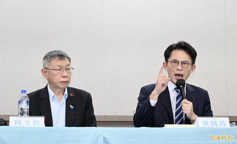 民眾黨以超越藍綠的新政治來包裝自己，圖為創黨主席柯文哲（左）和現任主席黃國昌（右）。（資料照）
