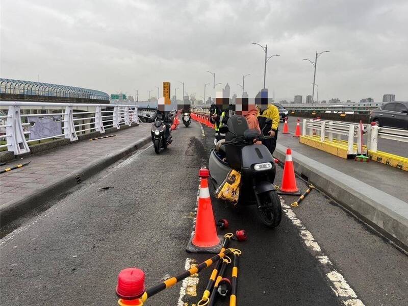 道路更新本就不是一次性政績，而是預算、材料、工法與跨機關協調的長期工程，這也正是地方首長不能只靠個人形象撐場的原因。（資料照，三重警分局提供）