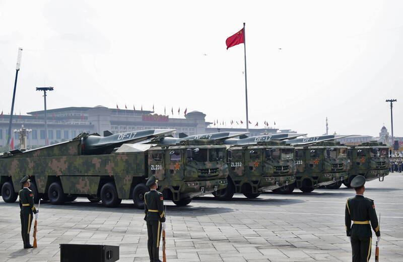 中共不僅擁有遠超伊朗的飛彈射程與數量，更具備完整的體系化作戰能力。圖為共軍東風-17飛彈。（歐新社檔案照）