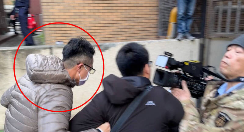 林男近日移送北檢複訊時，在警員同仁護送下快步進入地下室偵訊室，過程中一度與現場媒體發生推擠。（資料照，記者劉詠韻翻攝）