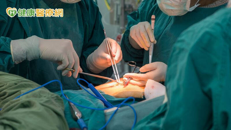 隨著年齡增長，瓣膜本就會自然退化或鈣化；若合併三高、腎臟病等慢性病，或有抽菸習慣，心血管容易發炎，可能進一步加速瓣膜疾病發生，建議應定期接受心臟檢查。（取自貼文）