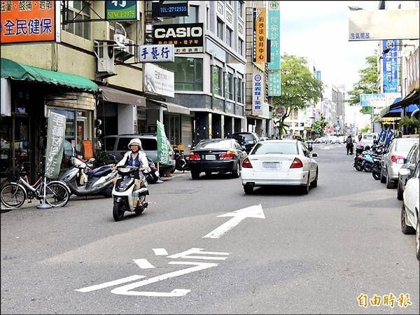 嘉義市限制性單行道，常見不同向汽、機車會車。（資料照）
