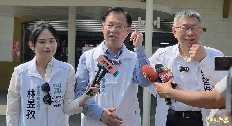 民眾黨嘉義市長參選人張啓楷（中）近日造勢，由民眾黨創黨主席柯文哲（右一）陪同掃街。（資料照）