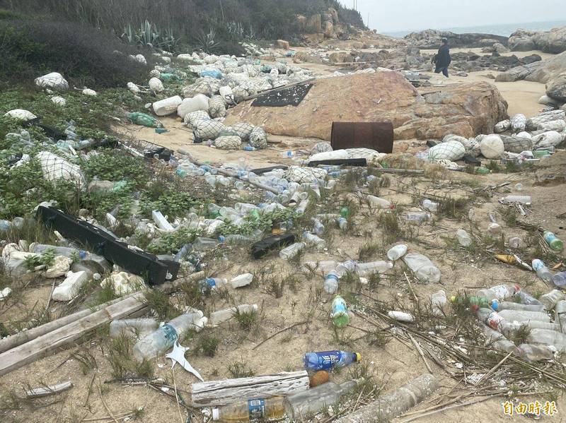 長年大量中國垃圾搶灘金門海岸，像金沙鎮湖山灣曾見到長達近200公尺的保麗龍等海漂垃圾。（資料照）
