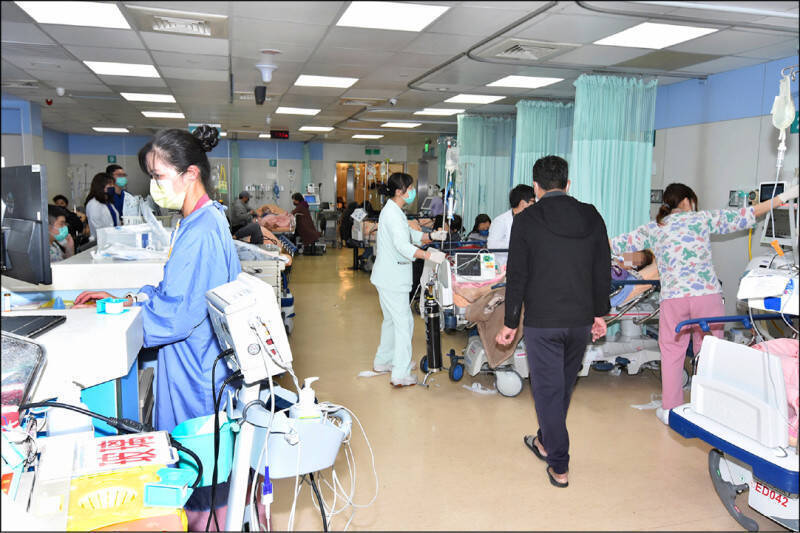 在健保「點值浮動」下，醫護做得越多，單價就越廉價；示意圖。（資料照）