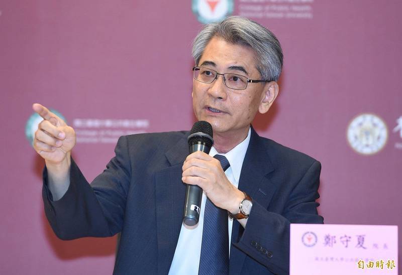 台大醫學院院長鄭守夏坦言，台灣健保滿意度高達九成「實在太高」，導致政治人物因選票壓力不敢依法調整費率。（資料照）