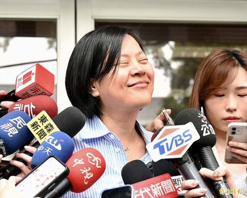 民眾黨中配立委李貞秀近日在個人直播上叫屈，罵國民黨議員鍾小平是「狗」。