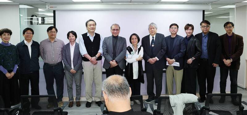 司法微光基金會於3月27日下成立，董事長錢建榮（右4）等人出席與會。（中央社資料照）