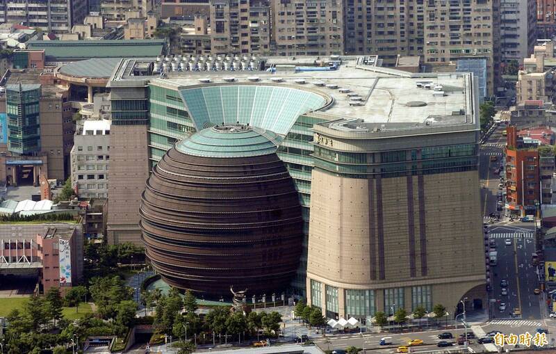 京華城容積率弊案中，柯文哲動輒以「尊重都委會集體決議」及「專業盲區」作為免死金牌，聲稱其對840%容積率的違法毫不知情。圖為目前已拆除的京華城。（資料照）