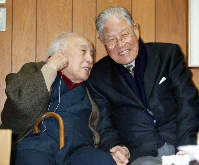 2004年王輝生醫師陪同前總統李登輝（右）造訪京都，拜會恩師柏祐賢教授（左）。（取自貼文，資料來源於《產經新聞》）