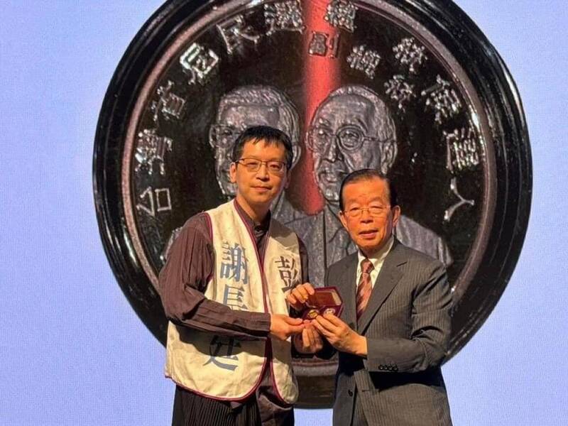 筆者曾在2024年從謝長廷大使手中喊標25萬元，購買1996年他競選副總統的紀念幣。（取自貼文）