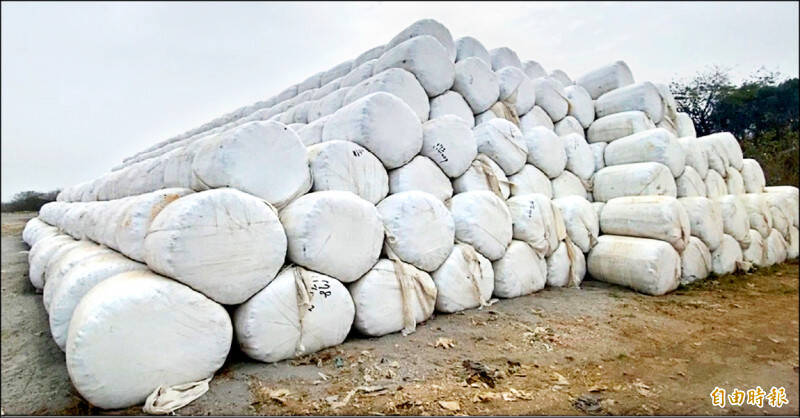 大里掩埋場累積超過四十萬噸垃圾，市府打包成「垃圾太空包」轉移至南屯文山掩埋場堆放。（資料照）