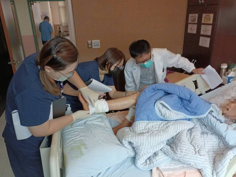 彰化縣埤頭鄉一名七旬老婦在田間作農時，遭三隻中大型犬無預警圍攻拖行，全身傷口高達二百多處。（資料照，彰化醫院提供）