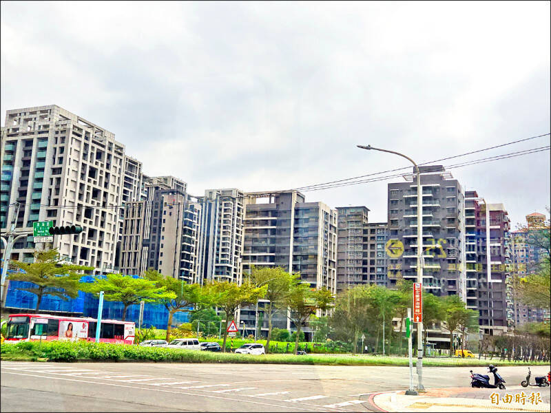 新北市政府能透過站體開發，直接獲得大量社會住宅與公托空間。圖為淡海新市鎮。（資料照）